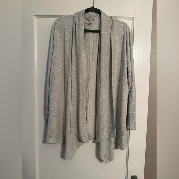 PRANAYAMA RESTORE WRAP and MOMENTUM SEAMLESS TANK set - Picture 6 of 11